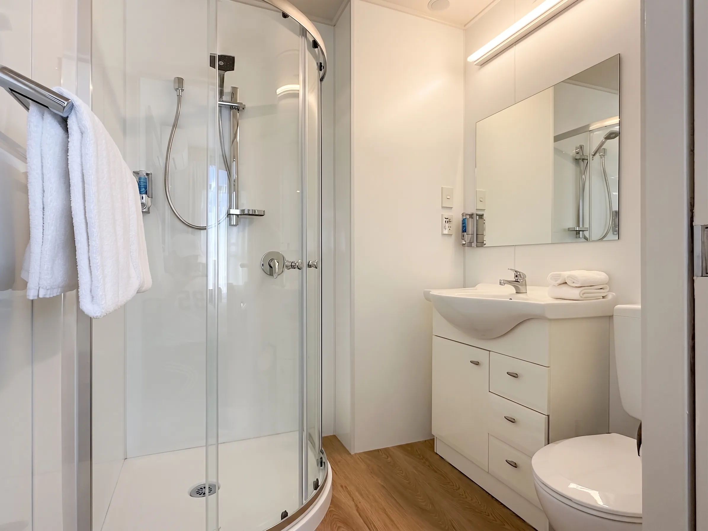 Queen Bed Small Studio, bathroom