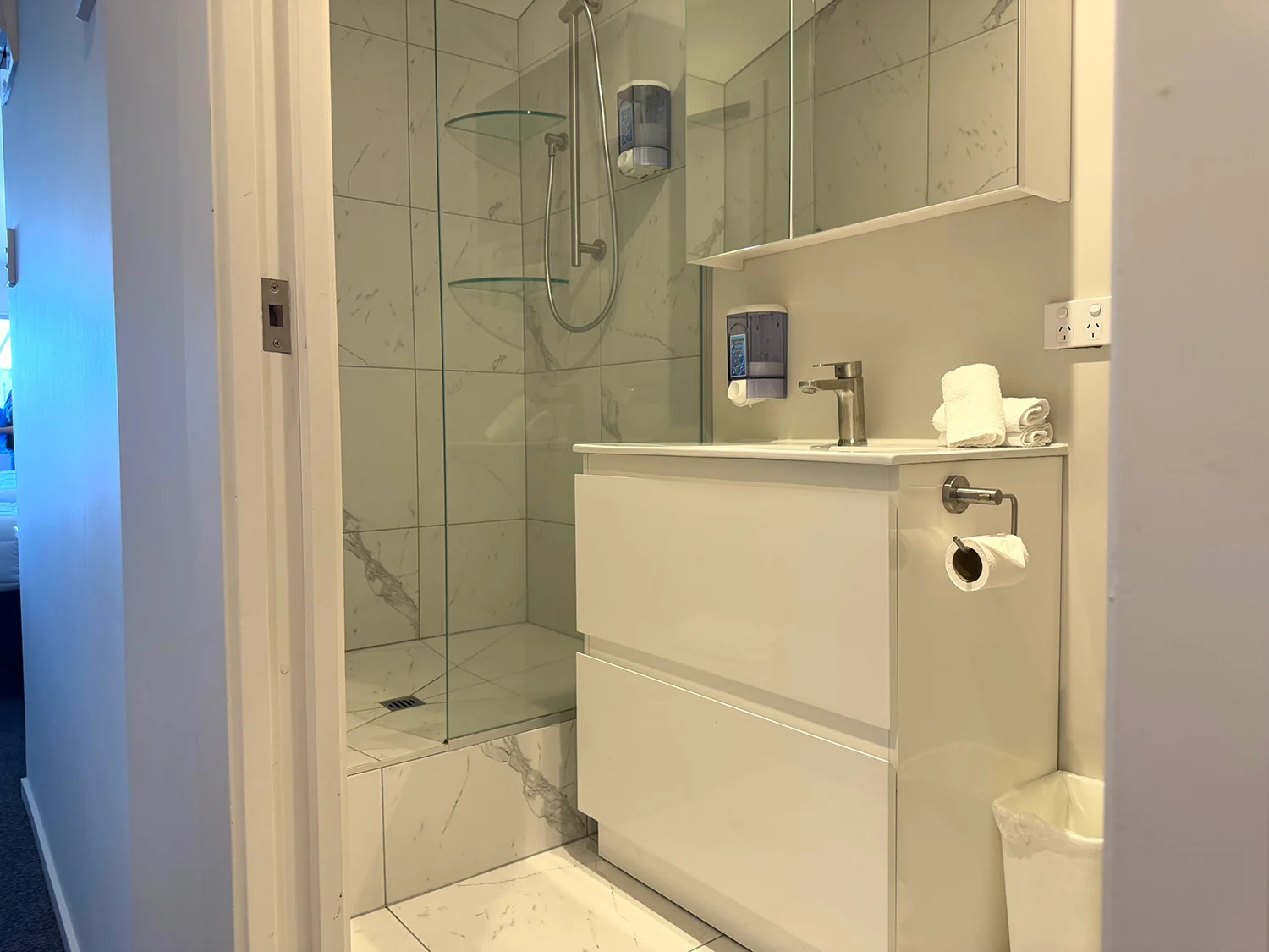 Comfort Twin Room — bathroom at Bluewater Hotel