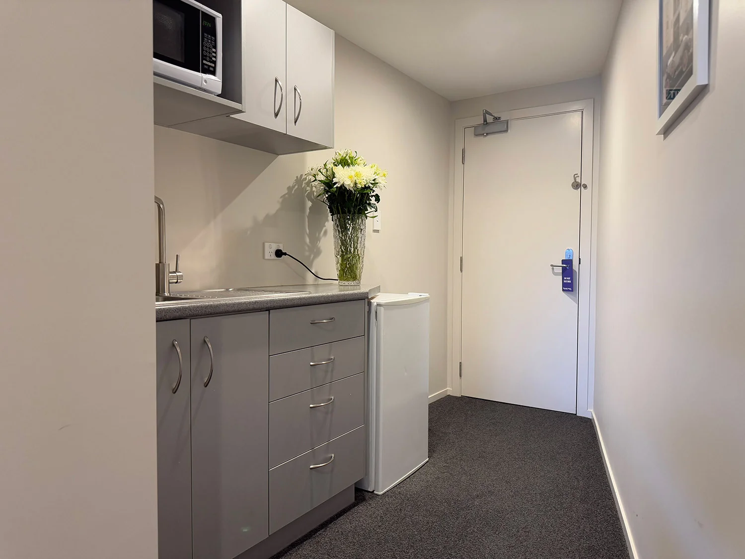 Comfort Twin Room — kitchenette at Bluewater Hotel