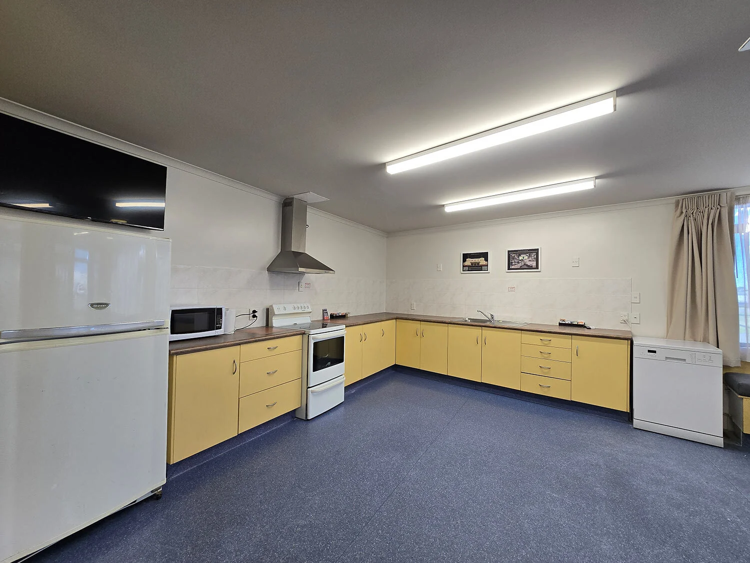 Lodge 12 Single Beds — full kitchen at Bluewater Hotel