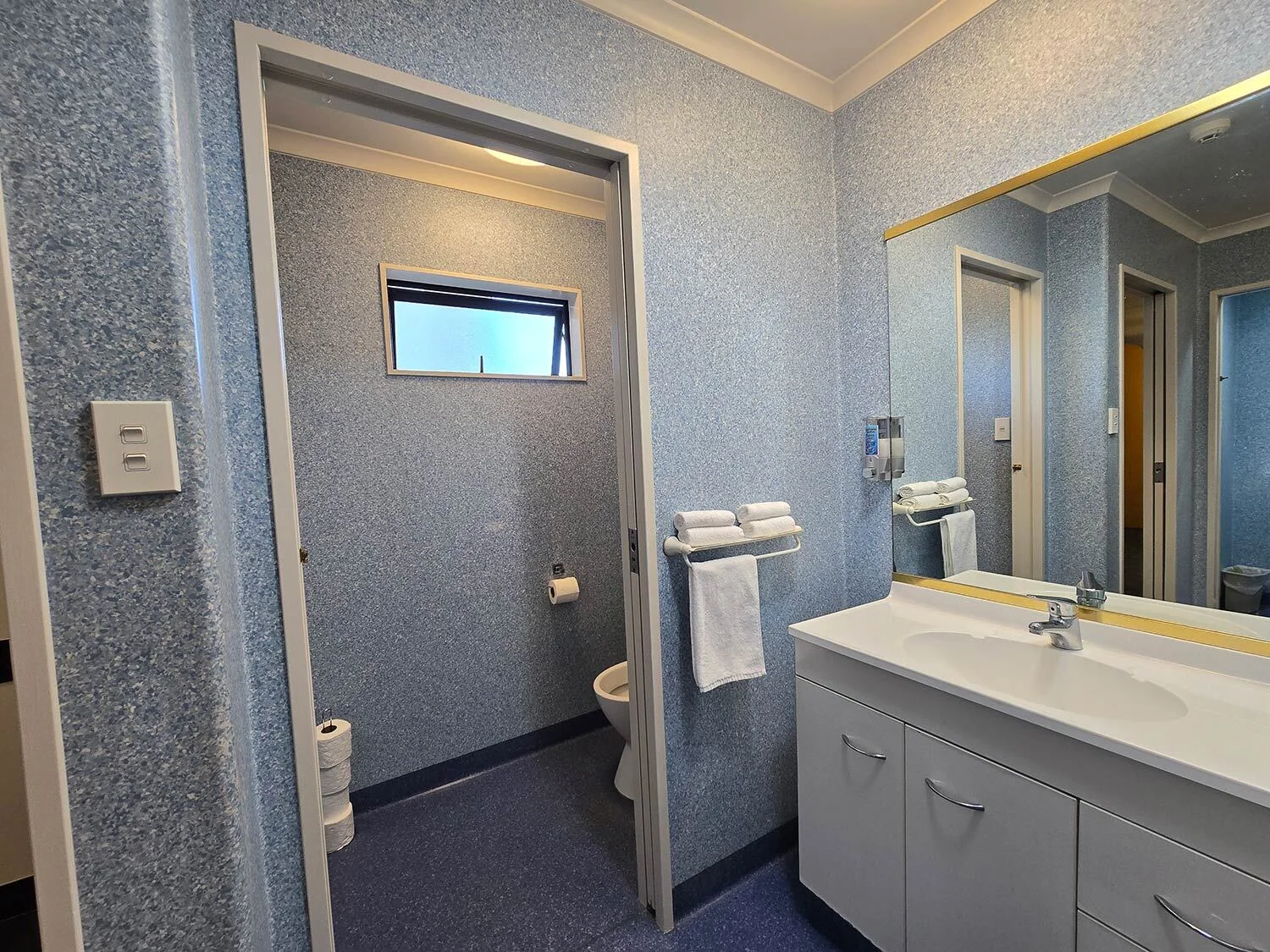 Lodge 12 Single Beds — separate toilet at Bluewater Hotel