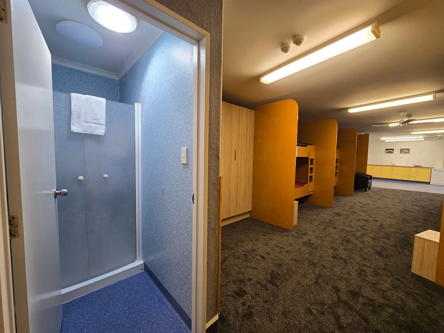 Lodge 12 Single Beds — bathroom 2 at Bluewater Hotel