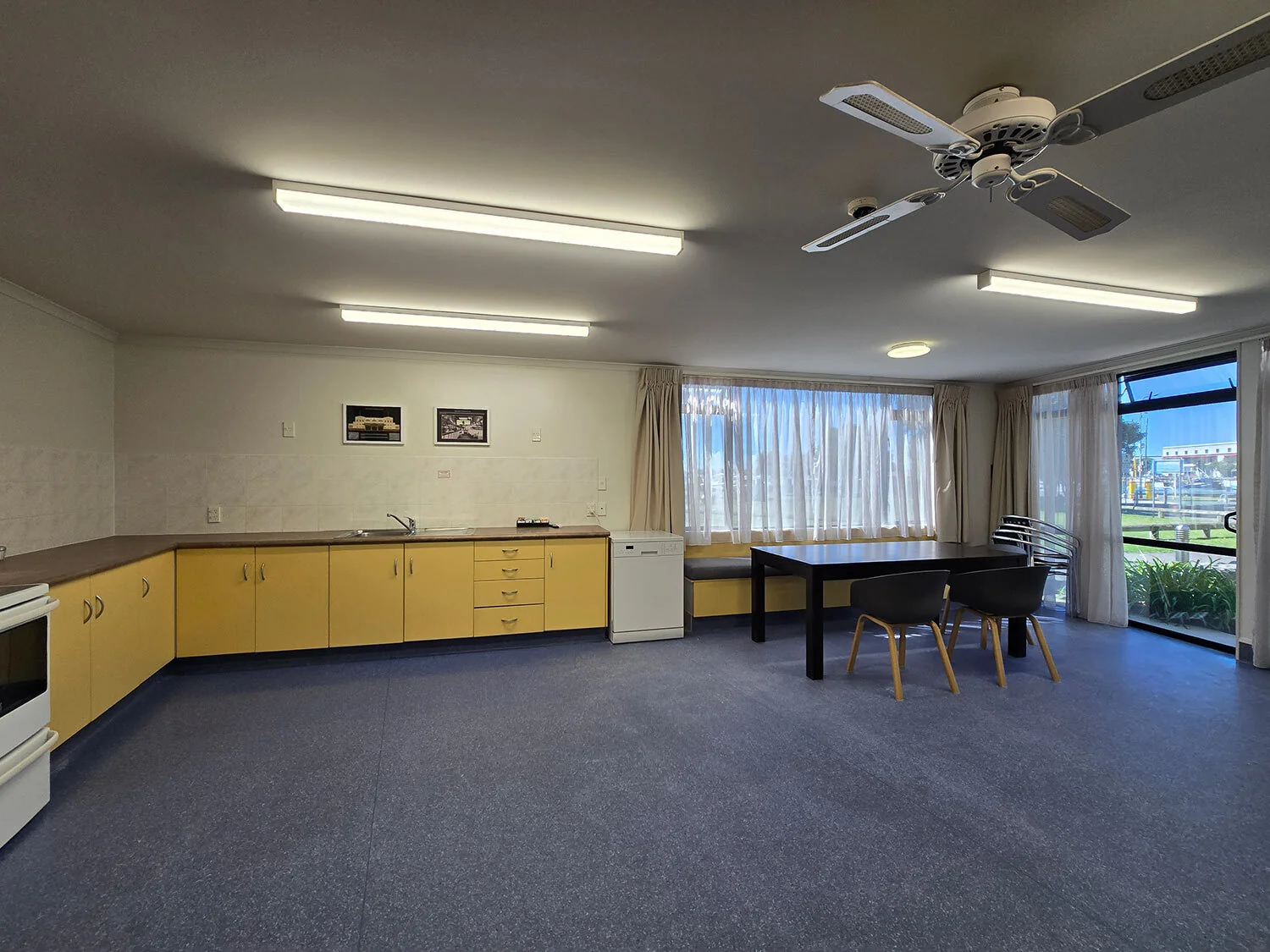 Lodge 12 Single Beds — dining area at Bluewater Hotel