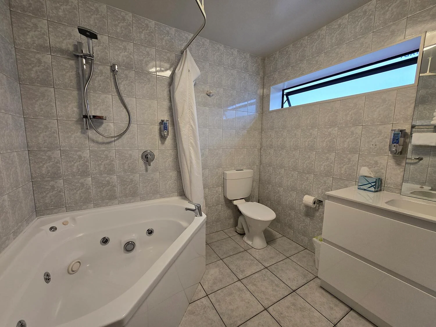 Family Room — bathroom at Bluewater Hotel