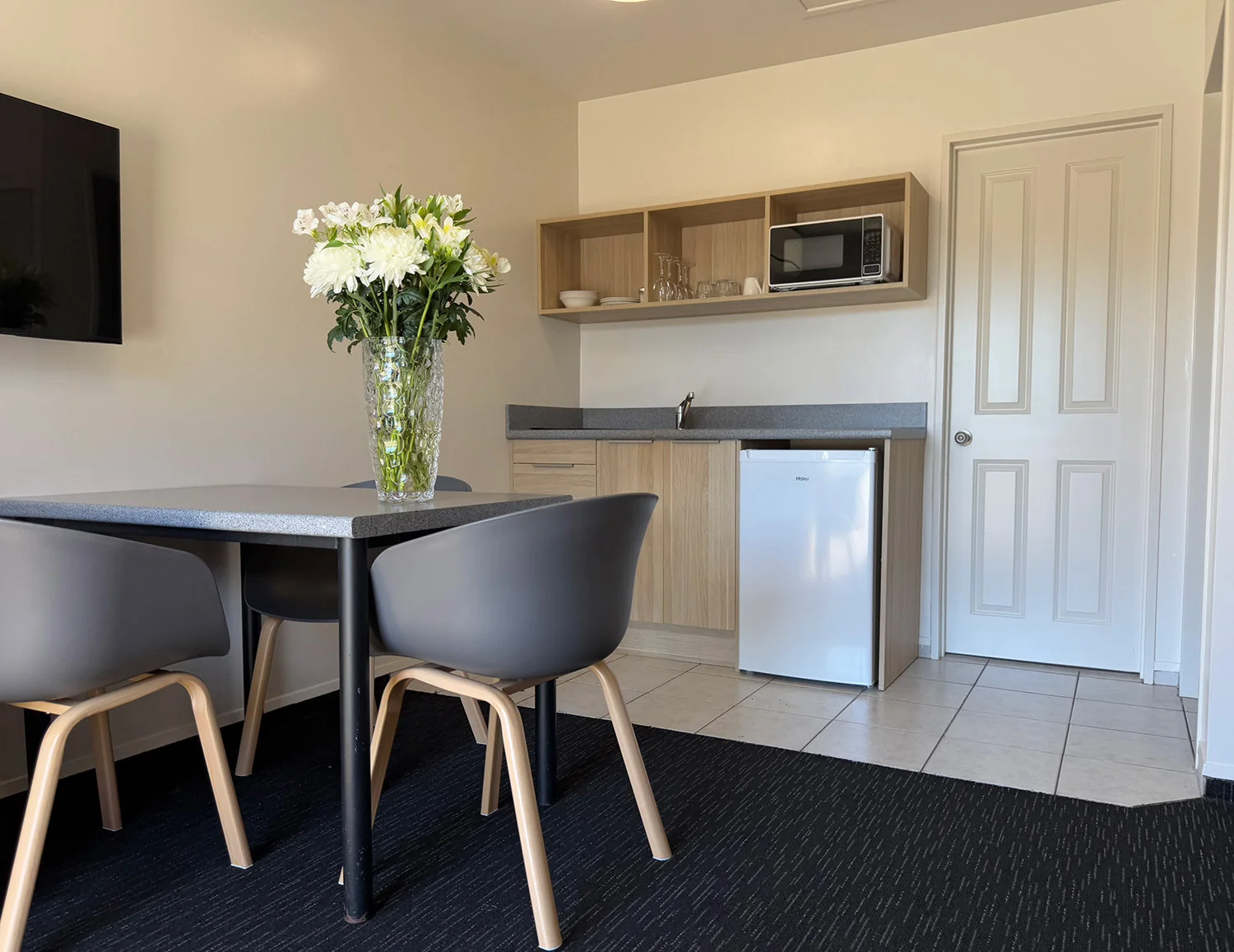Family Room — dining area at Bluewater Hotel