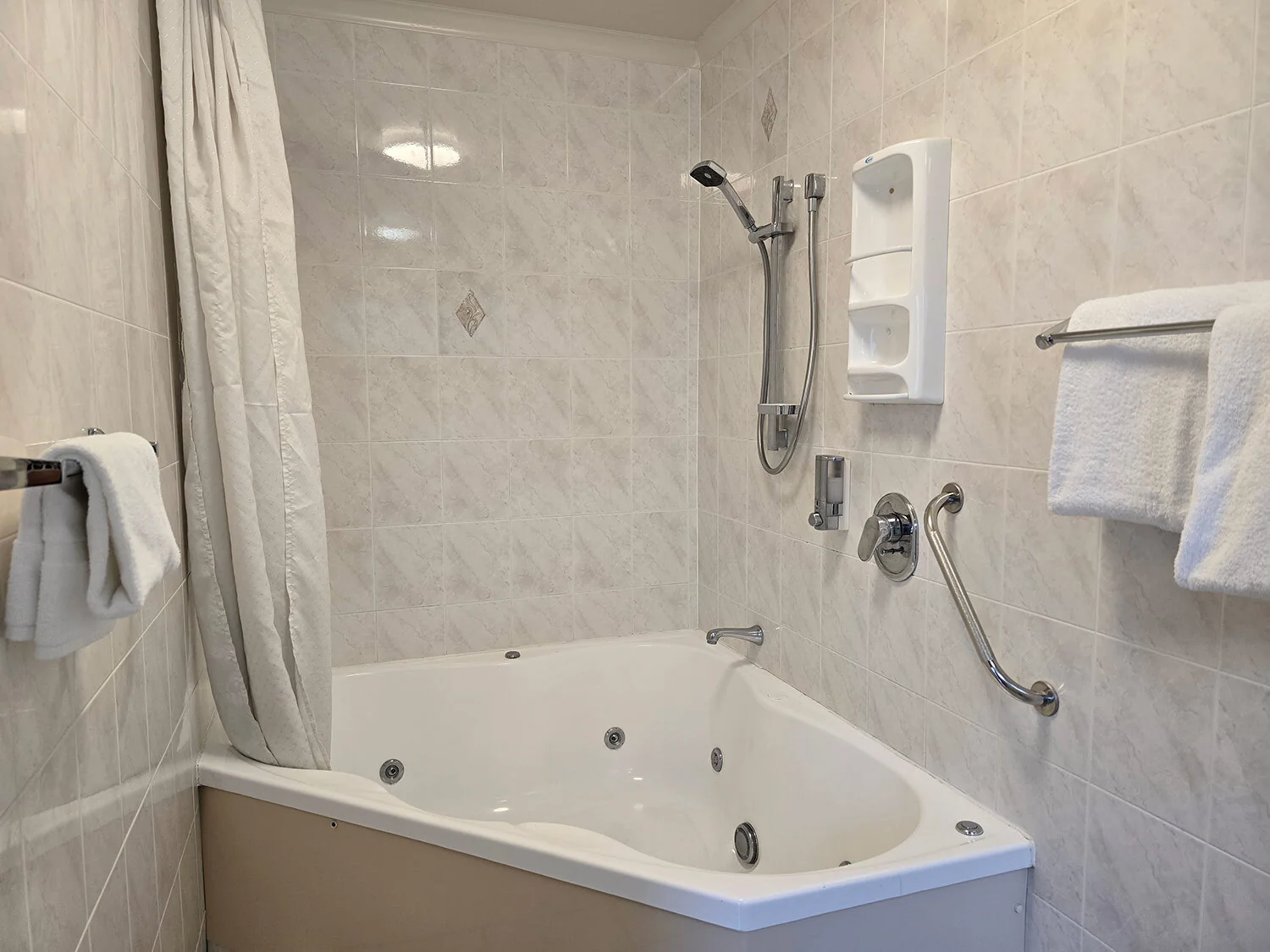 Large Studio — bathroom 1 at Bluewater Hotel
