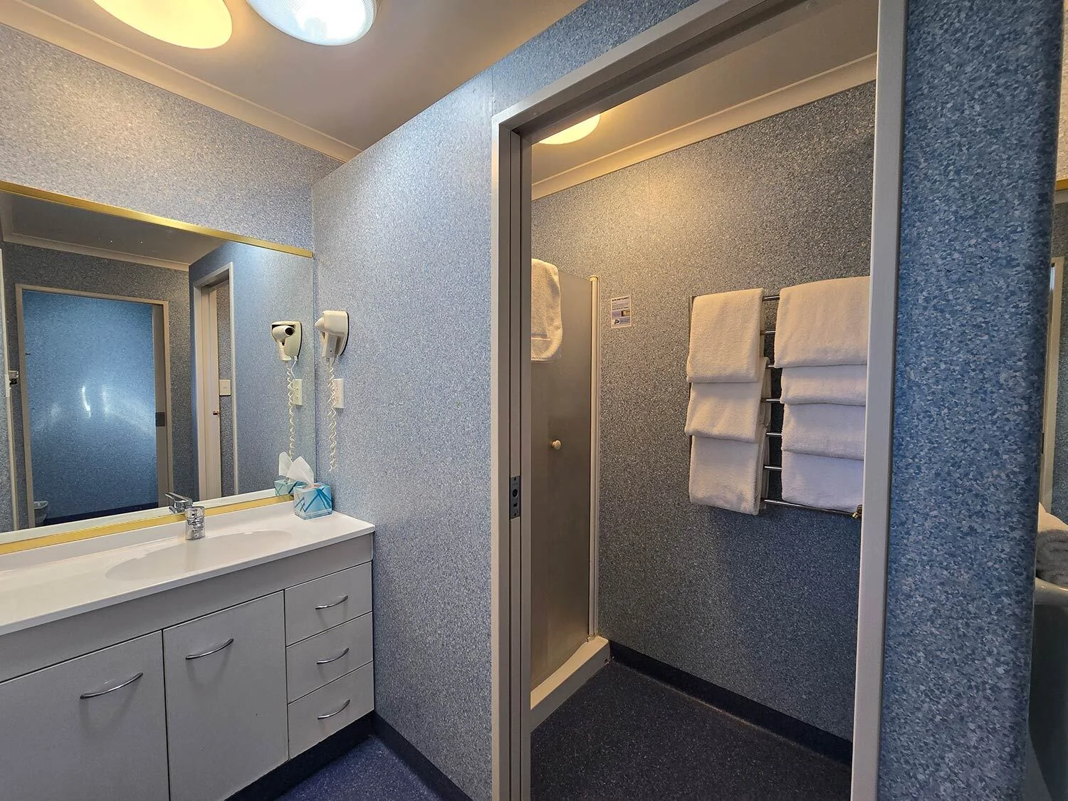 Lodge 12 Single Beds — bathroom 1 at Bluewater Hotel