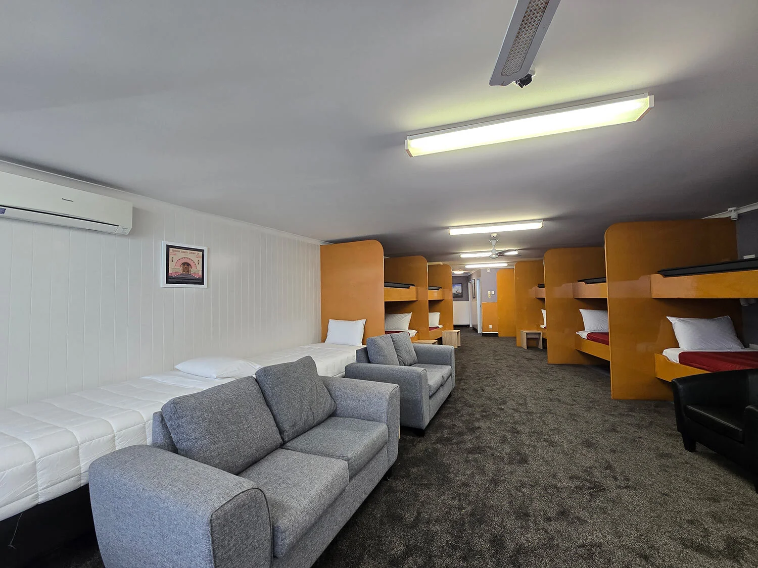 Lodge 12 Single Beds — shared lounge at Bluewater Hotel